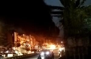 Keluar Percikan Api di Lampu Sein, Mobil Avanza Terbakar di Jalan Raya Batam Mobil Toyota Terbakar di Jalan Raya Batam