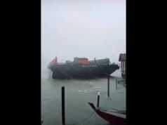 Detik-Detik Tongkang Terseret Ombak dan Hantam Rumah Warga di Pelantar Tanjunguma Batam Kapal Tongkang