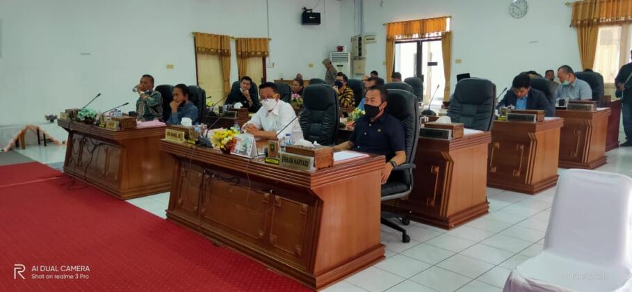 Anggota dewan mengikuti paripurna