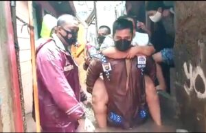 Kisah Heroik Kapolsek Mengevakuasi Korban Banjir, Digendong hingga Didorong Gerobak Banjir