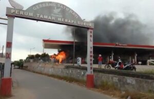 Mobil Terbakar di Batam