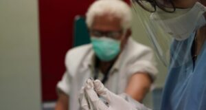 3.605 Lansia di Kepri Sudah Divaksin Covid-19 Lansia Disuntik Vaksin