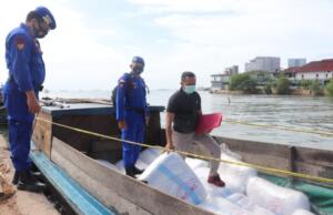 Satpolair Polresta Barelang Tangkap Kapal Kayu Bermuatan 50 Karung Balpres Satpolair Polresta Barelang