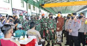 Panglima TNI dan Kapolri Tinjau Vaksinasi Ribuan Personel untuk Persiapan Pengamanan Lebaran Panglima Kapolri