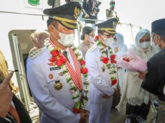 Tiba di Batam, Rudi-Amsakar Disambut Tabur Beras Kunyit Tabur Beras Kunyit