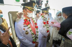 Tiba di Batam, Rudi-Amsakar Disambut Tabur Beras Kunyit Tabur Beras Kunyit