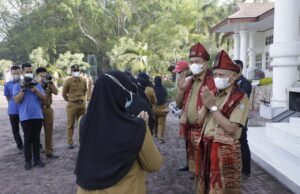 Sambut Bupati dan Wabup Asahan, ASN Pakaikan Topi Tanjak dan Selempang Sambutan ASN Kepada Bupati dan Wakil Bupati Asahan