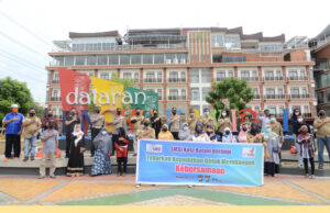 SMSI Kota Batam Berbagi, Ratusan Paket Sembako Dibagikan ke Masyarakat SMSI Kota Batam