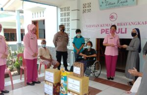 Memperingati HUT ke-41, YKB Cabang Kota Barelang Beri Tali Asih ke Panti Jompo dan Panti Asuhan Yayasan Kemala Bhayangkari