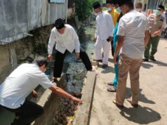 Respon Keluhan Warga Puri Barata, Ansar Ahmad Blusukan ke Parit Ansar Ahmad