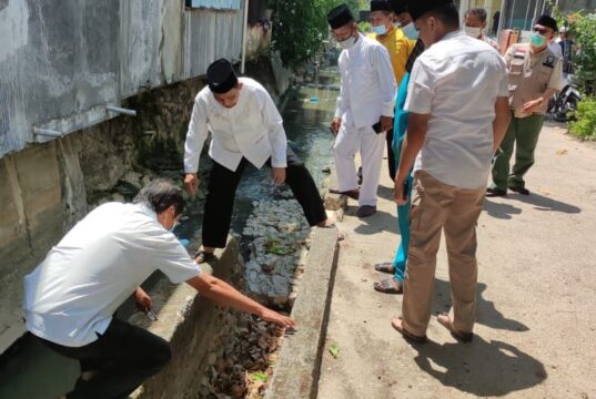 Respon Keluhan Warga Puri Barata, Ansar Ahmad Blusukan ke Parit Ansar Ahmad