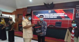 Menjelang Idhul Fitri, Pemkot Blitar Bantu Sembako Kepada 1.835 Pendidik Non PNS Wali Kota Santoso,menyerahkan paket sembako kepada Non PNS
