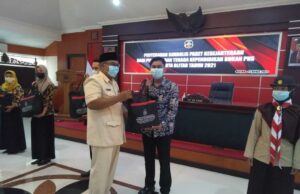 Menjelang Idhul Fitri, Pemkot Blitar Bantu Sembako Kepada 1.835 Pendidik Non PNS Wali Kota Santoso,menyerahkan paket sembako kepada Non PNS