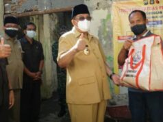 Pasca Gempa Magnitudo 6,1 SR, Wali Kota Blitar Salurkan 50 Paket Sembako di Tiga Kelurahan Walikota Blitar Santoso bersama Wawako Tjutjuk Sunario