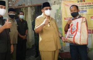 Pasca Gempa Magnitudo 6,1 SR, Wali Kota Blitar Salurkan 50 Paket Sembako di Tiga Kelurahan Walikota Blitar Santoso bersama Wawako Tjutjuk Sunario