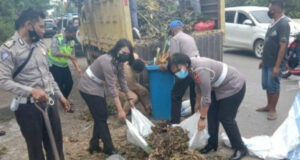 Ditlantas Polda NTT Kerahkan Personel Bersihkan Sampah Pasca Badai Siklon Tropis Seroja Ditlantas Polda NTT