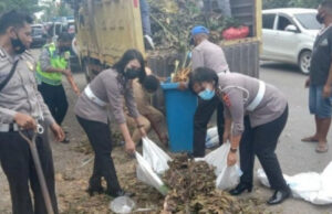 Ditlantas Polda NTT Kerahkan Personel Bersihkan Sampah Pasca Badai Siklon Tropis Seroja Ditlantas Polda NTT