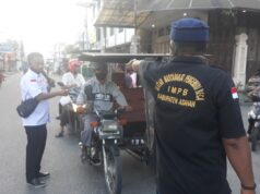 Peduli Sesama, IMPB dan GRAPPA Asahan Berbagi Takjil Ketua IMPB Asahan M. Nasir saat memberikan takjil kepada pengemudi becak yang melintas.