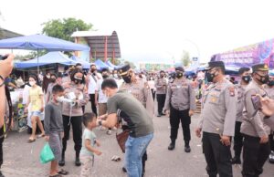 Wakapolda Kepri Tinjau Langsung Kamtibmas dan Bagikan Masker ke Masyarakat Waka Polda Kepri