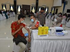 Polda Kepri Suntikkan Vaksin AstraZeneca ke 550 Masyarakat Umum dan Purnawirawan Polri Polda Kepri vaksinasi massal