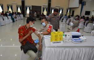 Polda Kepri Suntikkan Vaksin AstraZeneca ke 550 Masyarakat Umum dan Purnawirawan Polri Polda Kepri vaksinasi massal