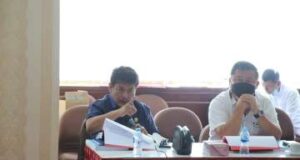 Banggar DPRD Kepri Gelar Rapat Bersama Satgas Penanganan Covid-19 Ia menambahkan jangan sampai hak dari tenaga para media terabaikan sebab mereka berjuang keras menjadi garda terdepan dalam mengatasi dan mengahadapi penyebaran virus corona dengan berhadapan langsung dengan pasien covid-19. “Pemerintah harus benar-benar hadir memastikan hak-hak para tenaga medis kita. Jangan sampai kewajiban mereka sudah dilaksanakan dengan baik namun haknya belum maksimal,” ungkapnya. Ia bersama anggota Banggar lainnya meminta pemerintah provinsi benar-benar memperhatikan tenaga medis di Kepri yang tersebar di rumah sakit dan pos-pos pelayanan penanganan covid-19.