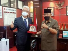 Perluas Jaringan, Pemkot Blitar Bangun Kerjasama dengan Korsel Wali Kota Blitar menyerahankan cinderamata kepada perwakilan asisten konsuler Korsel,