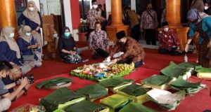 Wali Kota Blitar Sebut Pentingnya Lestarikan Budaya Bersih Desa Wali Kota Blitar Santoso saat melakukan pemotongan tumpeng