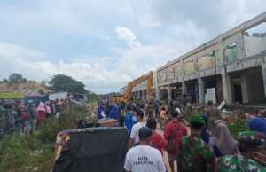 Ada yang Meninggal Saat Pasar Induk Jodoh Dibongkar, Warga Emosi dan Lempari Petugas Pasar Induk Jodoh Dibongkar