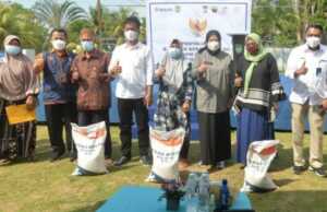 Serahkan Beras PPKM di Galang, Marlin Pesan Jangan Lengah Beras PPKM di Galang