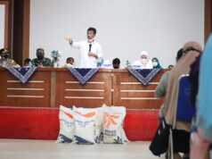 Beras PPKM Disalurkan di Batuaji dan Nongsa, Ini Pesan Rudi Beras PPKM di Batuaji