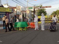 Penyekatan PPKM Darurat Pakai Hantu Pocong, Warga Balik Arah