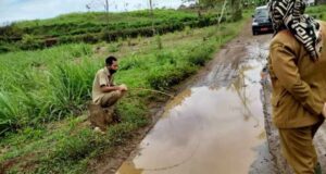 Akibat Jalan Rusak, Warga Ngeni Protes Dengan Teatrikal Memancing