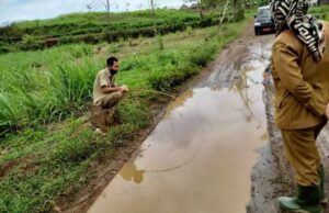 Akibat Jalan Rusak, Warga Ngeni Protes Dengan Teatrikal Memancing