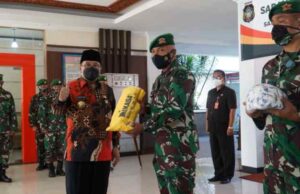 Wali Kota Blitar Berikan Bantuan Kepada Satgas Pamtas Bataliyon 511 Wali Kota Blitar Santoso secara simbolis menyerahkan bantuan kepada Komandan Batalyon 511