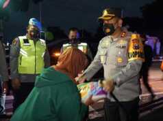 PPKM Level 4, Polres Blitar Kota Patroli Skala Besar Sembari Bagi-bagi Bansos Polres Blitar Kota Patroli Skala Besar