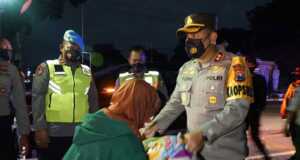 PPKM Level 4, Polres Blitar Kota Patroli Skala Besar Sembari Bagi-bagi Bansos Polres Blitar Kota Patroli Skala Besar