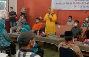 Warga Buluh dan Belakangpadang Terima Beras PPKM, Ini Pesan Wagub