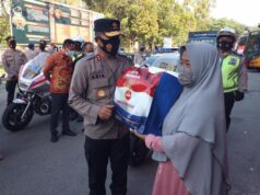 Polda Kepri Bagi Sembako untuk Warga Terdampak PPKM Darurat Sembako untuk Warga Terdampak PPKM Darurat