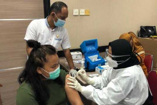 DPRD Batam Gelar Vaksinasi Dosis 2 Jenis Astrazeneca untuk Staf dan Keluarga DPRD Batam