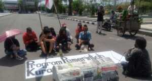 Ekonomi Merosot, Bansos Salah Sasaran, Puluhan Pemuda Blitar Demo Program Pemerintah Blitar Kurang Maksimal