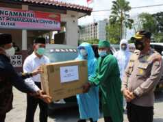 Menko PMK Kunker di Blitar, Bupati Jelaskan Bansos Aman-aman Saja Dalam kunjungan ke Blitar, Menko PMK Muhadjir Effendy sempat membagikan Bansos berupa Sembako secara simbolis