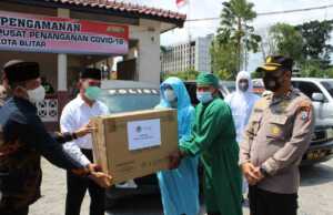 Menko PMK Kunker di Blitar, Bupati Jelaskan Bansos Aman-aman Saja Dalam kunjungan ke Blitar, Menko PMK Muhadjir Effendy sempat membagikan Bansos berupa Sembako secara simbolis