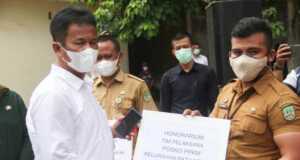 Rudi-Amsakar Serahkan Insentif Bagi Pengurus Posko PPKM Insentif Pengurus Posko PPKM