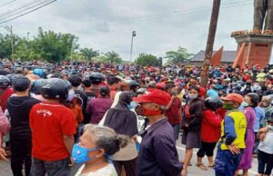Akibat Langgar Prokes Covid-19, Aksi Komunitas Peternak Blitar Dibubarkan Kerumanan massa yang ada di depan kantor Pemkab Blitar