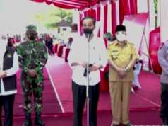 Jokowi di Blitar, Sampaikan Covid-19 Tak Mungkin Hilang Presiden Joko Widodo meninjau langsung vaksinasi yang digelar Pemkot Blitar