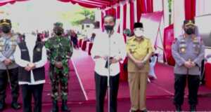 Jokowi di Blitar, Sampaikan Covid-19 Tak Mungkin Hilang Presiden Joko Widodo meninjau langsung vaksinasi yang digelar Pemkot Blitar
