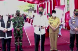 Presiden Joko Widodo meninjau langsung vaksinasi yang digelar Pemkot Blitar