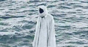 Kisah Wali Allah yang Salat di Atas Air Laut Wali Allah