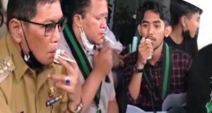 Viral, Mahasiswa Ini Demo Santun Banget: Sambil Kuliah Online dan Merokok Bareng Walikota Viral Walikota Tasikmalaya
